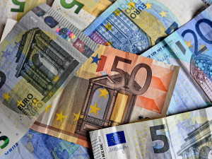 Pekarová Adamová: Realistický termín pro přijetí eura je rok 2030