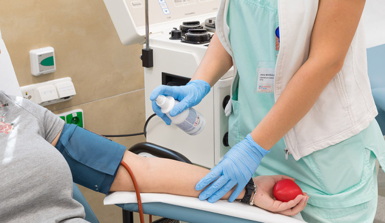 Rakovinu odhalí zkumavka krve. Nechte se vyšetřit, apelují lékaři na muže