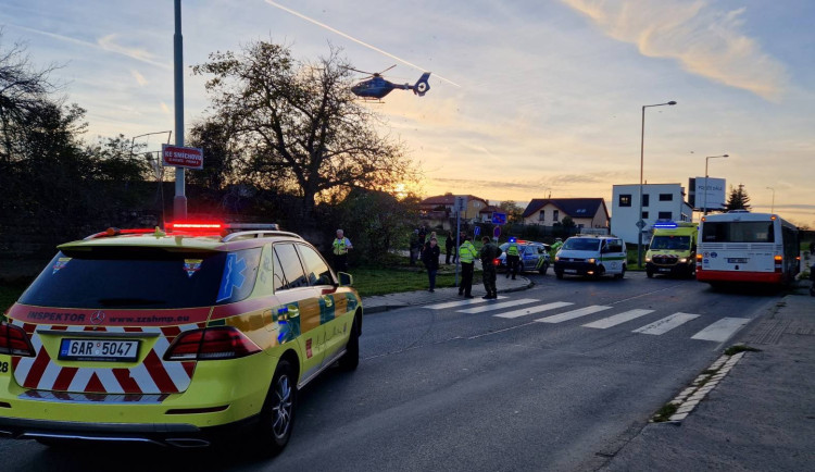 Mladíka srazil autobus. Skončil v nemocnici