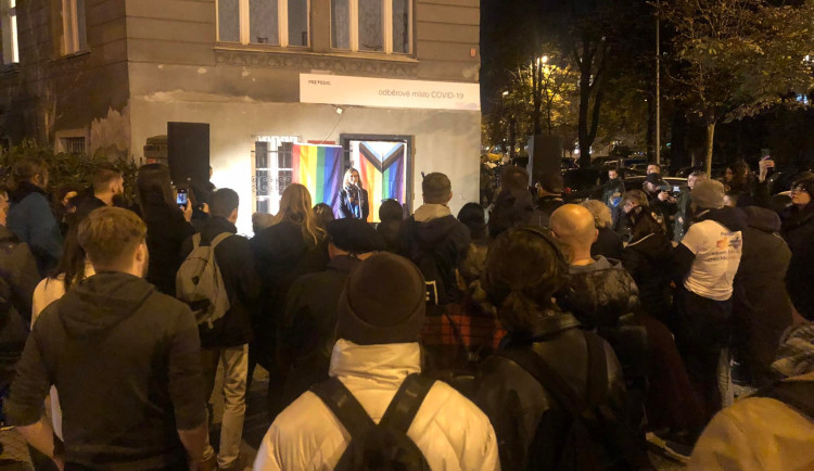 VIDEO: Před slovenskou ambasádou v Praze se sešli rodiče LGBT+ dětí