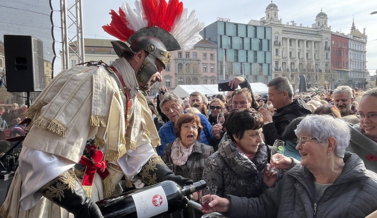 Tisíce lidí v Brně vítaly svatého Martina. Rozlil jim první letošní víno