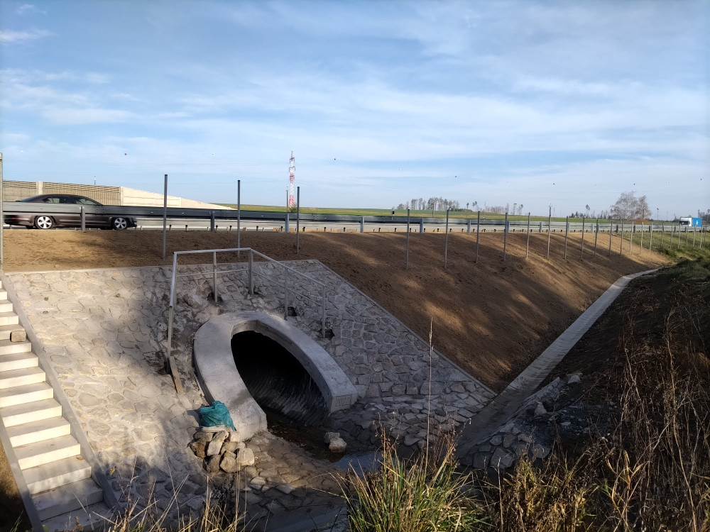 Oprava dvou mostů na D1 u Měšína. Jeden už je hotový, na druhém chybí odláždění, schodiště a zábradlí 