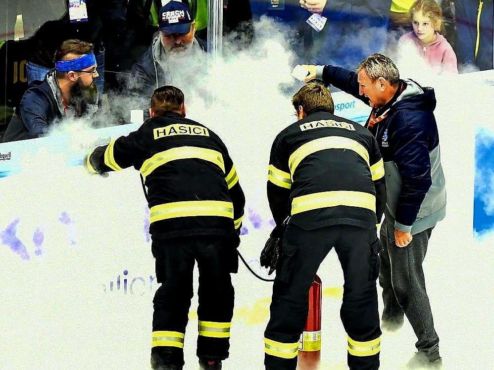 Češi v Budvar aréně prohráli se Švédy 1:4. Na led museli i hasiči