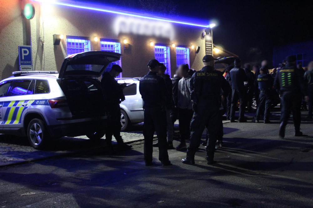 Policisté vyrazili do prodejen, restaurací a klubů. Mladé dívce v Liberci naměřili 1,88 promile
