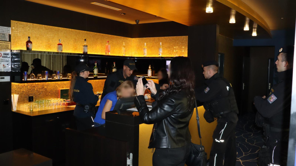 Policisté vyrazili do prodejen, restaurací a klubů. Mladé dívce v Liberci naměřili 1,88 promile