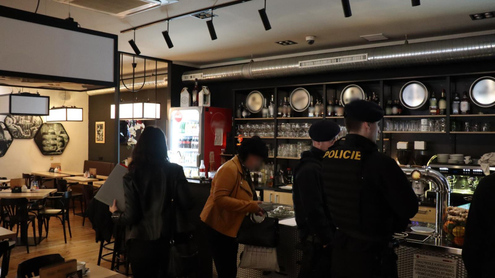 Policisté vyrazili do prodejen, restaurací a klubů. Mladé dívce v Liberci naměřili 1,88 promile