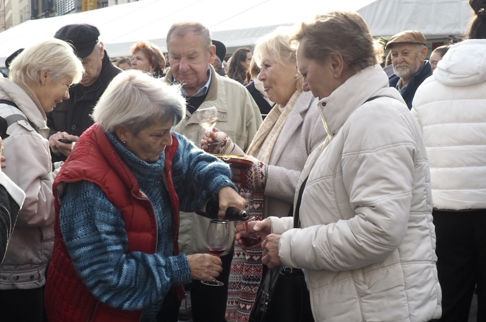 Tisíce lidé v Brně vítaly svatého Martina. Rozlil jim první letošní víno