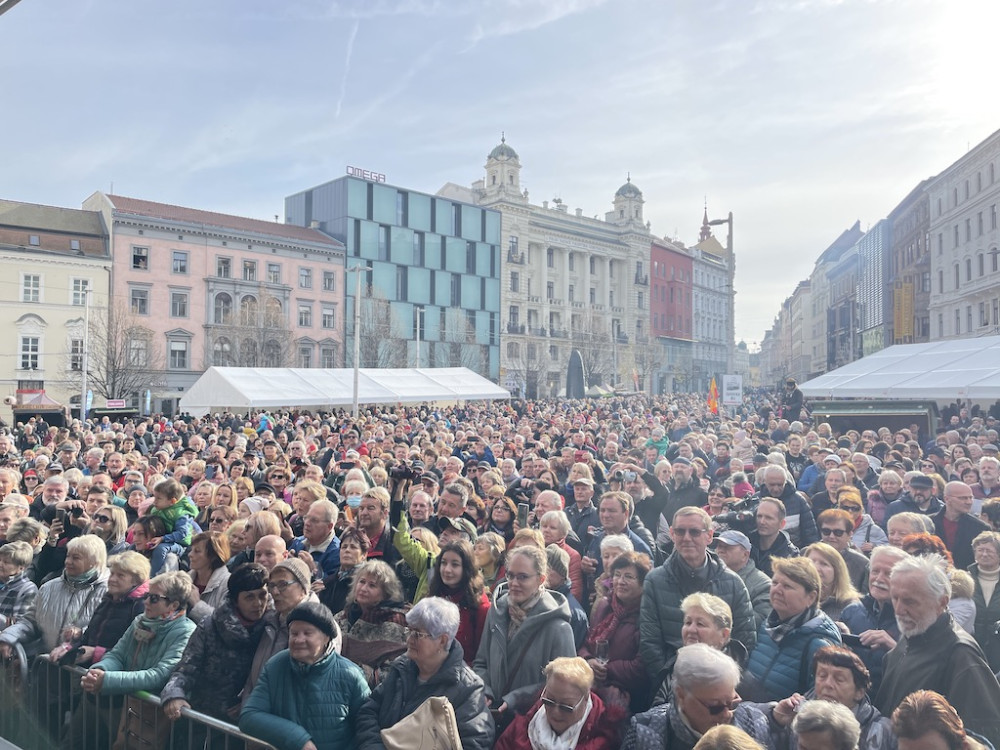 Tisíce lidé v Brně vítaly svatého Martina. Rozlil jim první letošní víno