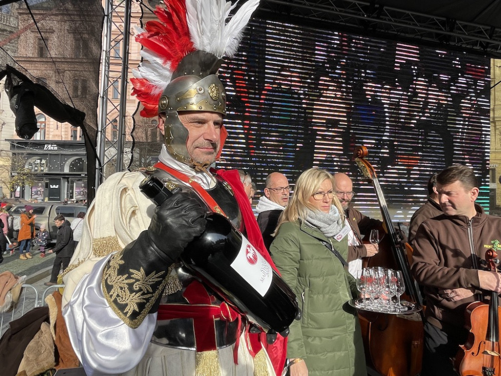 Tisíce lidé v Brně vítaly svatého Martina. Rozlil jim první letošní víno