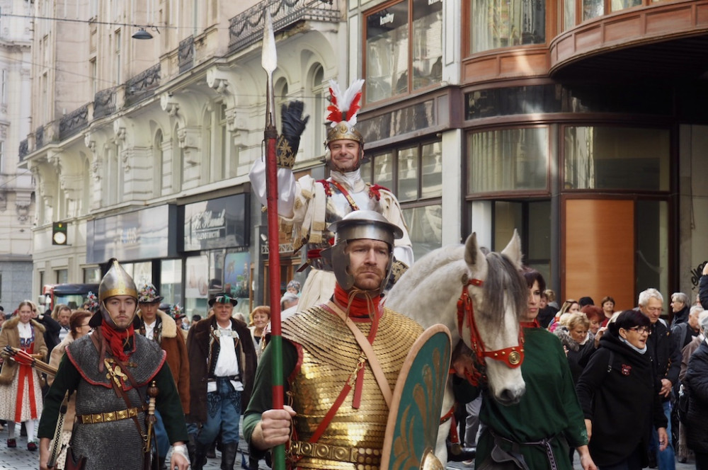 Tisíce lidé v Brně vítaly svatého Martina. Rozlil jim první letošní víno