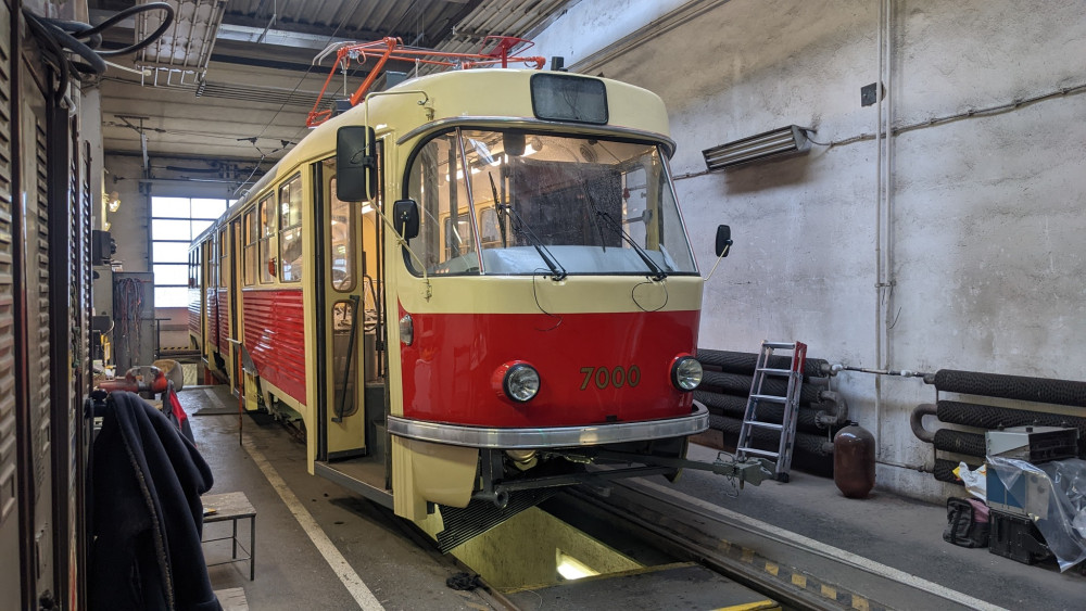 Brňané opravili retro šalinu z Prahy. Bude vozit cestující při mimořádných jízdách