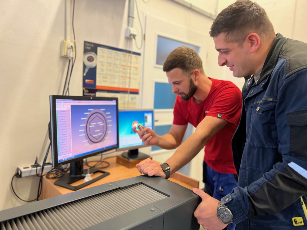 Dominik Trůbl (vlevo, MOTOR JIKOV Fostron a.s.) a Adnan Mohamed (VŠTE) při 3D kontrole aditivně vytištěného komponentu