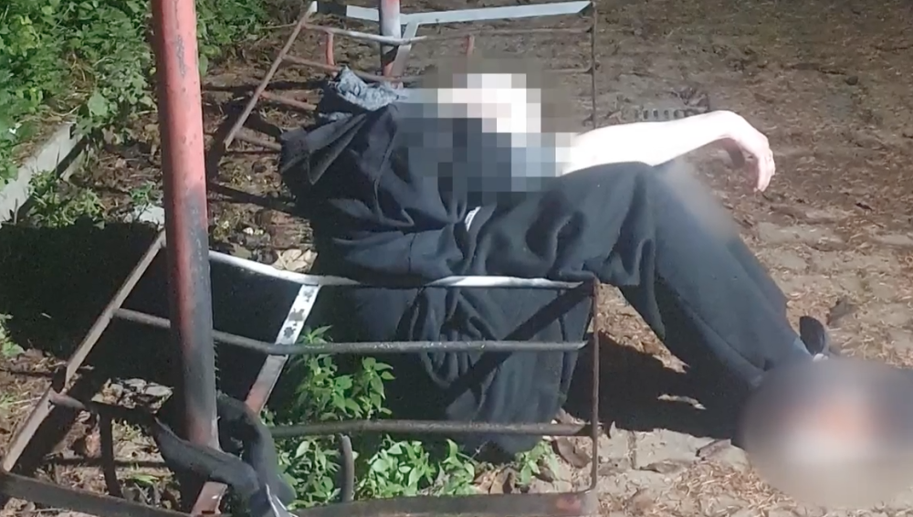 Po vyproštění muž putoval do nemocnice.