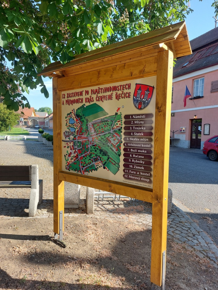 Tip na výlet: Proč je díra ve zdi kostela? Kdy se čistila Trnávka? Odpoví nám procházka po Červené Řečici