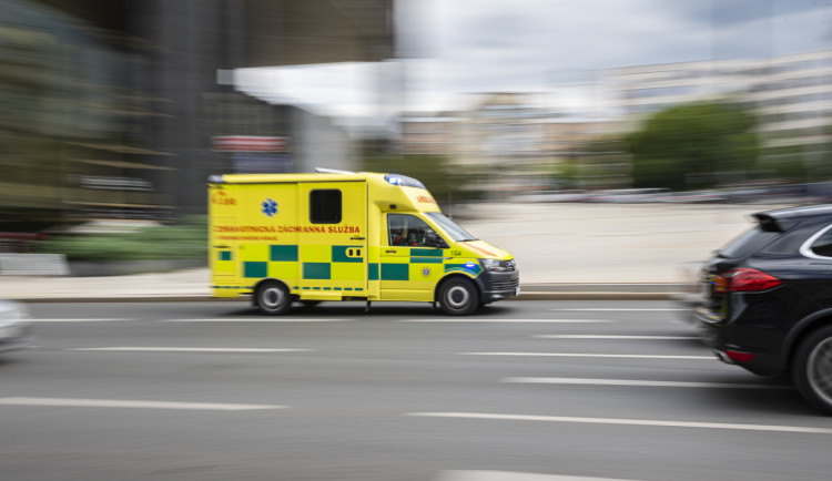 Tramvaj srazila mladíka. Ten skončil zaklíněný pod ní
