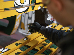 Příběh vyřazených táců. Skončily by jako odpad, místo toho jsou z nich lavičky a koše