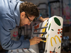 Příběh vyřazených táců. Skončily by jako odpad, místo toho jsou z nich lavičky a koše