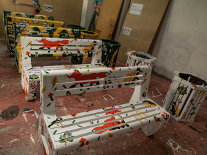 Příběh vyřazených táců. Skončily by jako odpad, místo toho jsou z nich lavičky a koše