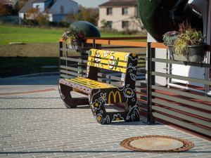 Příběh vyřazených táců. Skončily by jako odpad, místo toho jsou z nich lavičky a koše