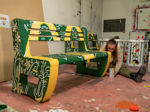 Příběh vyřazených táců. Skončily by jako odpad, místo toho jsou z nich lavičky a koše