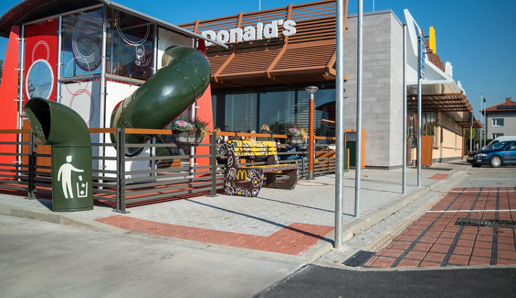 Příběh vyřazených táců. Skončily by jako odpad, místo toho jsou z nich lavičky a koše