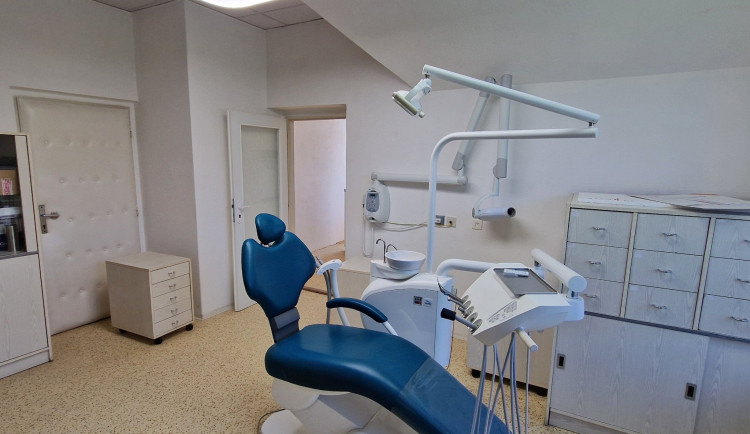 Na registraci v nové zubařské ordinaci v Hejnicích čekaly stovky lidí. Někteří přišli v půl čtvrté ráno