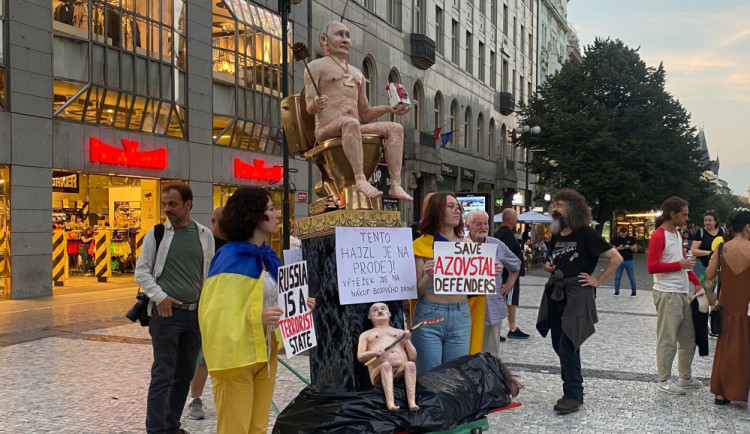 Začala dražba nahého Putina na záchodě. Vyvolávací cena je čtvrt milionu