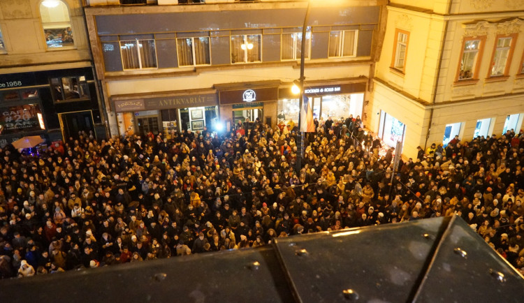 VIDEO: Hymna, svíčky a politici. Podívejte se, jak probíhal sedmnáctý listopad