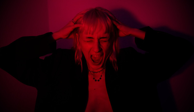 VIDEO: Přijďte se vyřvat ze stresu. V Praze otevřela unikátní komora