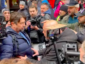Policie se zabývá napadením novináře účastníky protestu proti vládě a ČT