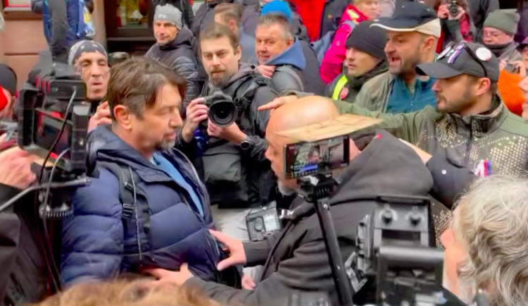 Policie se zabývá napadením novináře účastníky protestu proti vládě a ČT