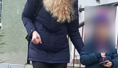 Uražená pětiletá holčička utekla mámě, protože jí nekoupila hračku