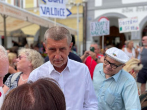 Babišův návrh jednokolových voleb do Senátu Fialova vláda zřejmě odmítne