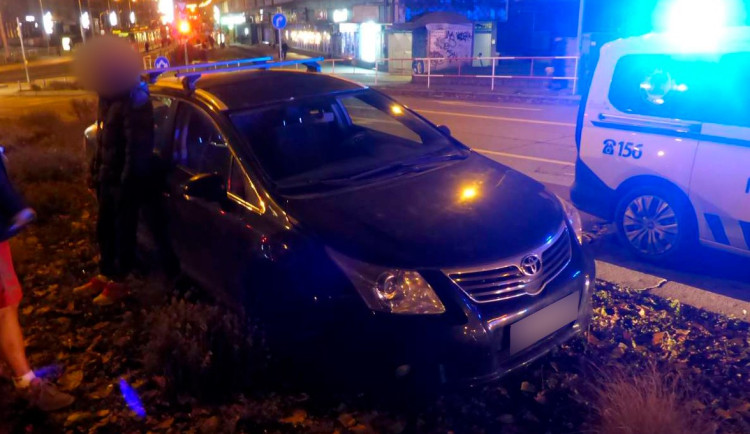 Opilý řidič prorazil pneumatiku. Pak úhledně zaparkoval v květinovém záhonu