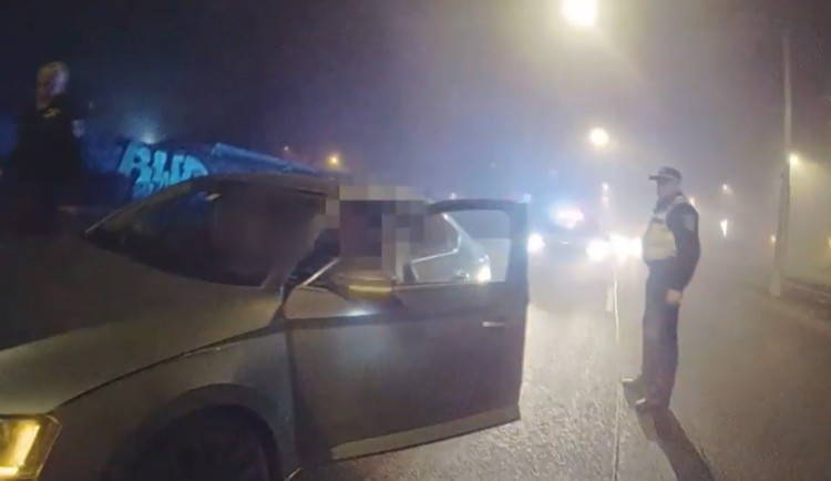 VIDEO: Opilý řidič chtěl být nenápadný, tak v noci nerozsvítil světla. Jeho plán nevyšel