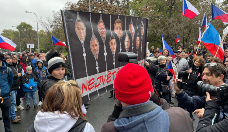 size4-1668690436473-241-video-u-hlavniho-nadrazi-se-sesli-odpurci-vlady-pujdou-protestovat-pred-ceskou-televizi