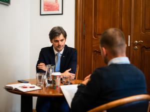 Jsem pro omezení kampaní před volbami. Kandidáti by měli být více v ulicích, říká senátor Marek Hilšer