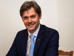 Jsem pro omezení kampaní před volbami. Kandidáti by měli být více v ulicích, říká senátor Marek Hilšer