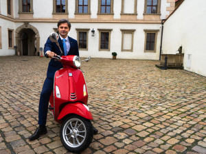 Jsem pro omezení kampaní před volbami. Kandidáti by měli být více v ulicích, říká senátor Marek Hilšer