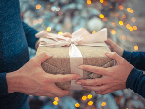 Vánoce jsou za rohem. Jakými dárky potěšit své blízké?