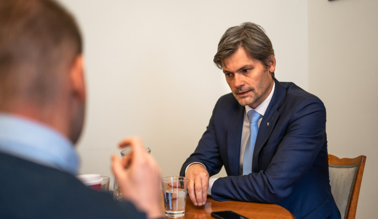 Jsem pro omezení kampaní před volbami. Kandidáti by měli být více v ulicích, říká senátor Marek Hilšer