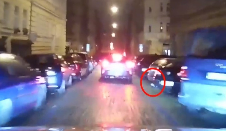 VIDEO: Opilí mladíci si půjčili sdílené auto. Řidič neměl doklady a boural