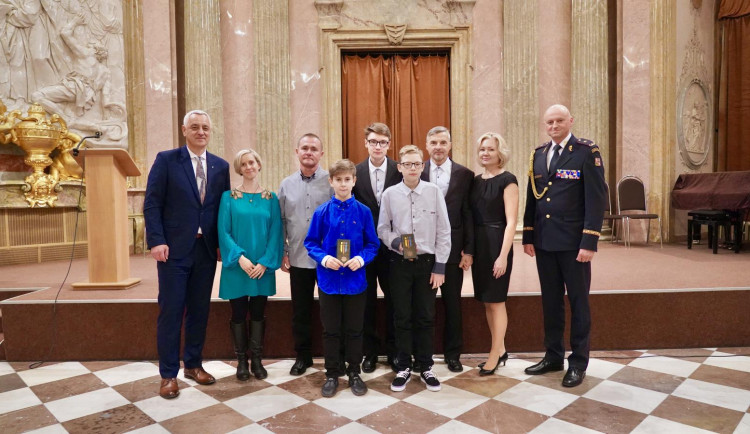 Hasičský záchranný sbor rozdával medaile. Ocenil i dva chlapce za záchranu života