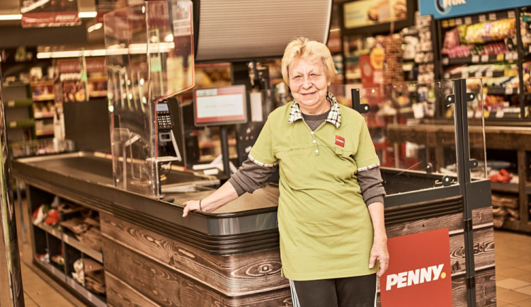 Čučení na seriály by mne zabilo, miluji být mezi lidmi, říká pokladní Věra Liscová.