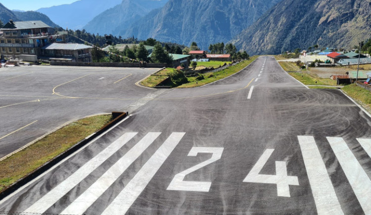 Lukla airport aneb Tenzing-Hillary Airport Lukla.