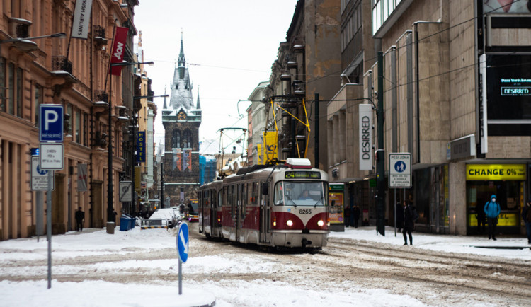 Prahu zasypal sníh. Komplikuje dopravu a způsobuje zpoždění MHD