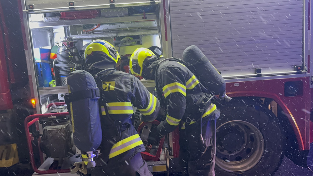 Bytovku v centru Olomouce zahalil kouř, k požáru hasiči museli vniknout násilím