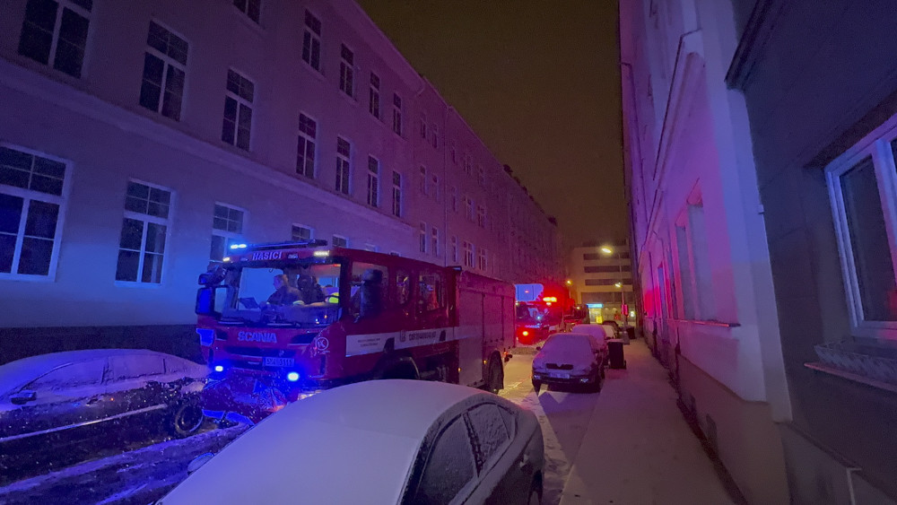 Bytovku v centru Olomouce zahalil kouř, k požáru hasiči museli vniknout násilím