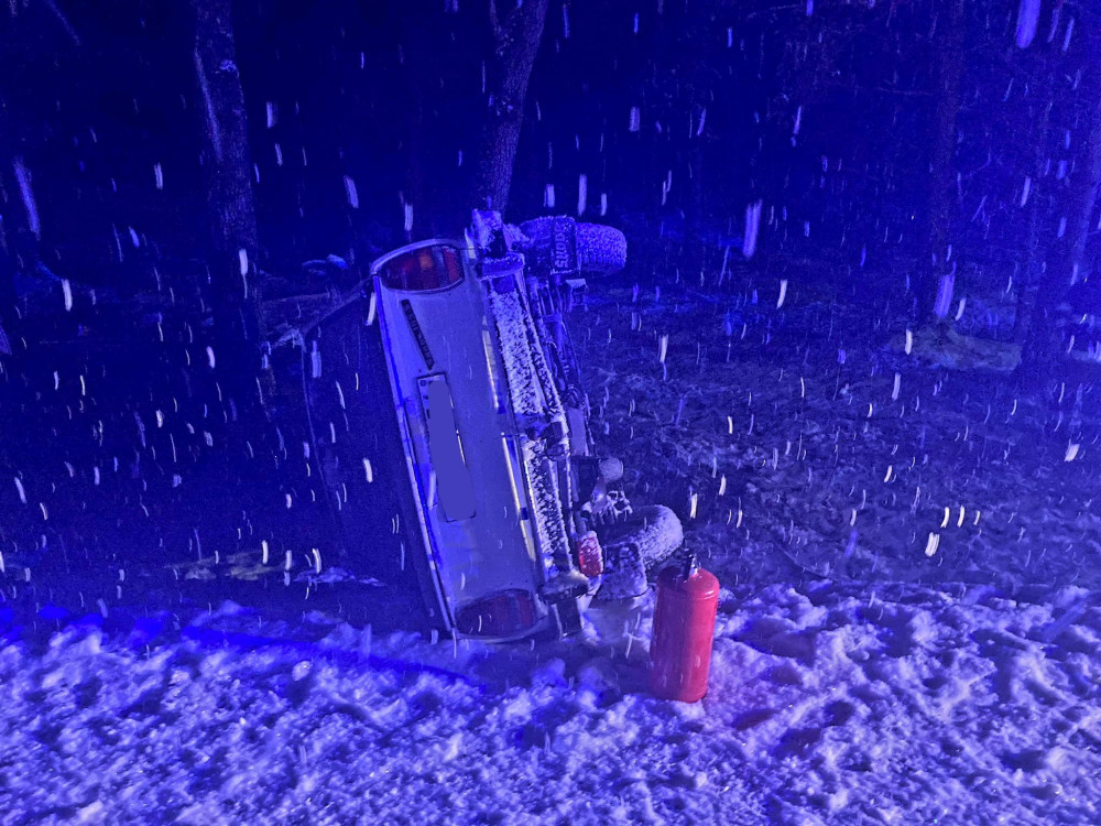 Škoda 105 se převrátila na bok. Matce ani dětem se nic nestalo