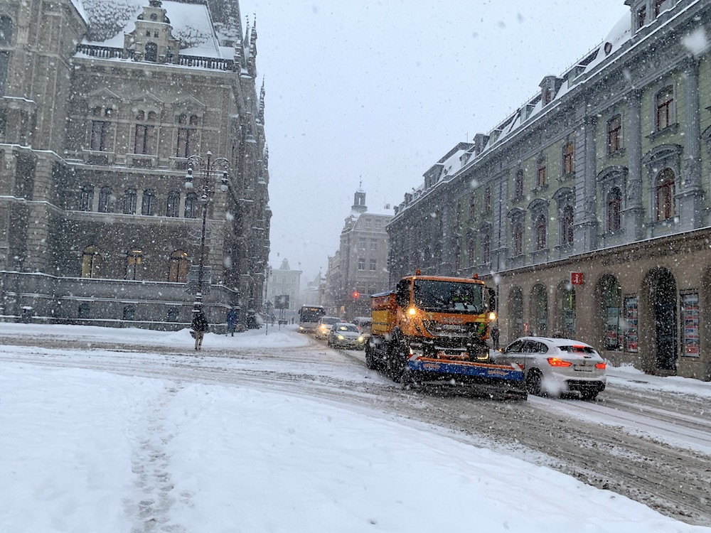 Liberecký kraj zasypává sníh. Problémy na silnicích, v centru Liberce došlo k několika nehodám